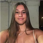 Profesora de dibujo imparte clases a niños de primaria